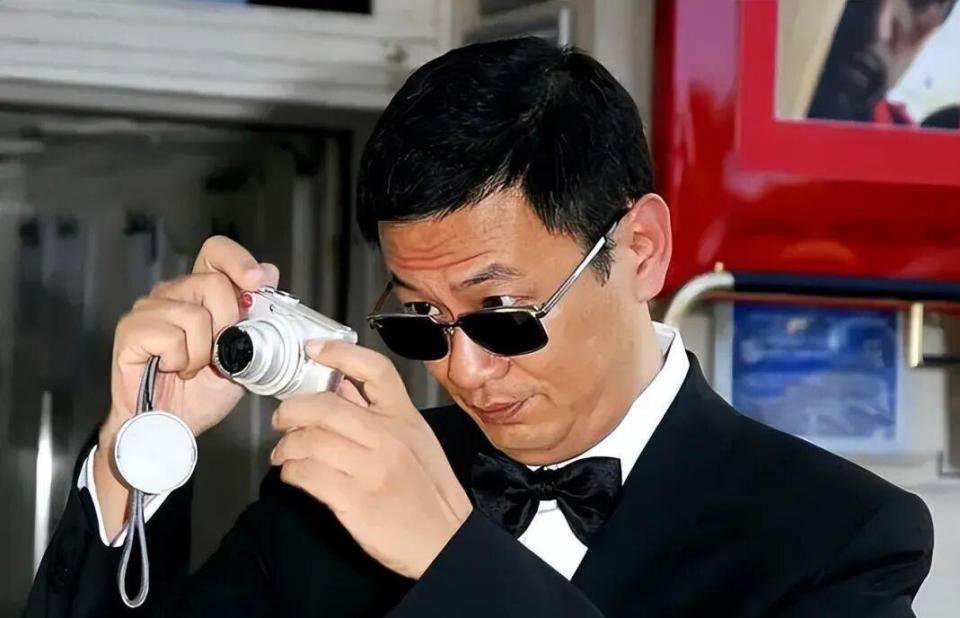 古二摊牌了!王家卫再曝丑闻,开黄腔只是冰山一角,牵扯陈坤周迅