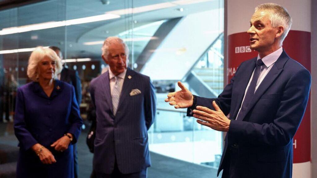 Tim Davie (à droite), ici avec le roi et la reine d'Angleterre. AFP/HANNAH MCKAYTim Davie (à droite), ici avec le roi et la reine d'Angleterre.novembre 2025