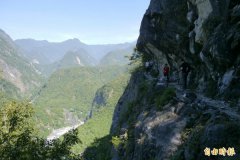 锥麓古道再传山友坠崖 消防救援中