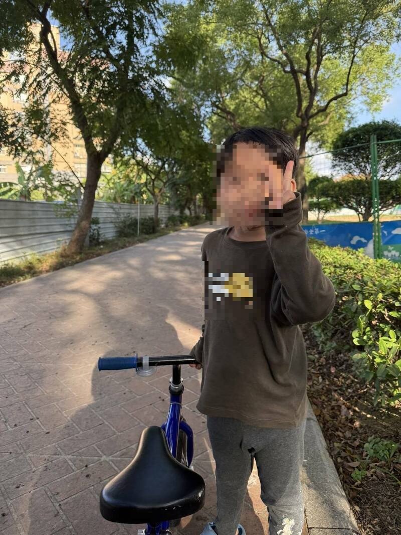 5岁男童乘滑步车溜出门兜风，员警出动拦截他还想跑，让大人好气又好笑。（记者郑淑婷翻摄）