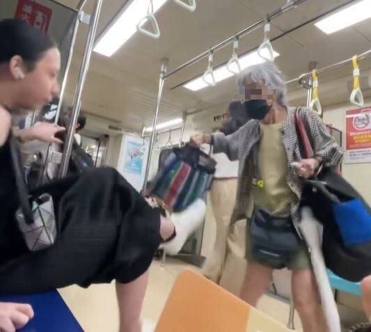 曾姓妇人（右）9月底搭乘台北捷运时涉嫌强逼年轻乘客让位不成，竟出手挥包攻击，反遭对方一脚踹飞，影片引发外界热议。（撷取自Threads）