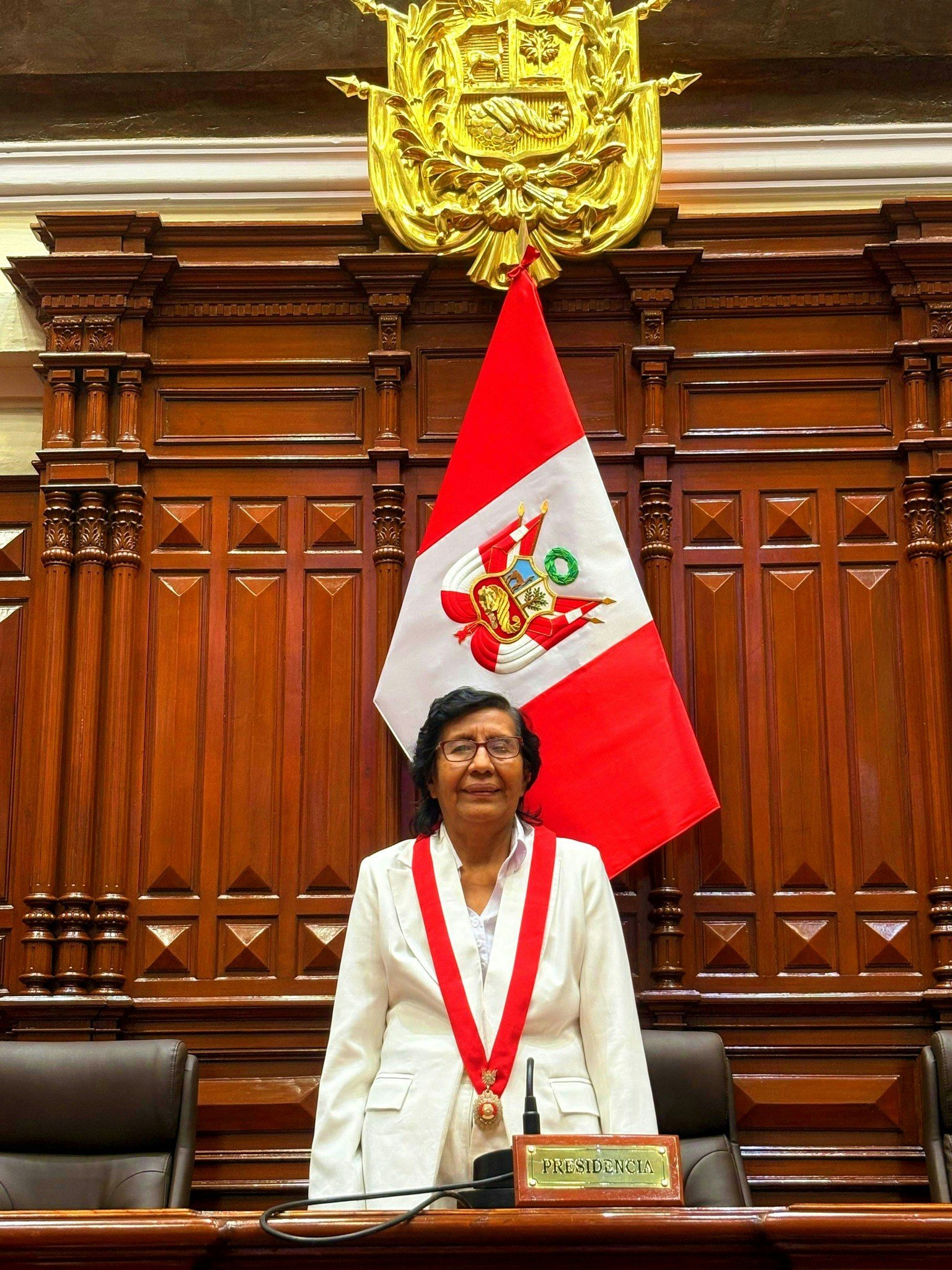 秘魯議員巴斯克斯（Lucinda Vásquez）在國會內拍攝的照片（FB@Lucinda Vasquez Vela - Congresista）