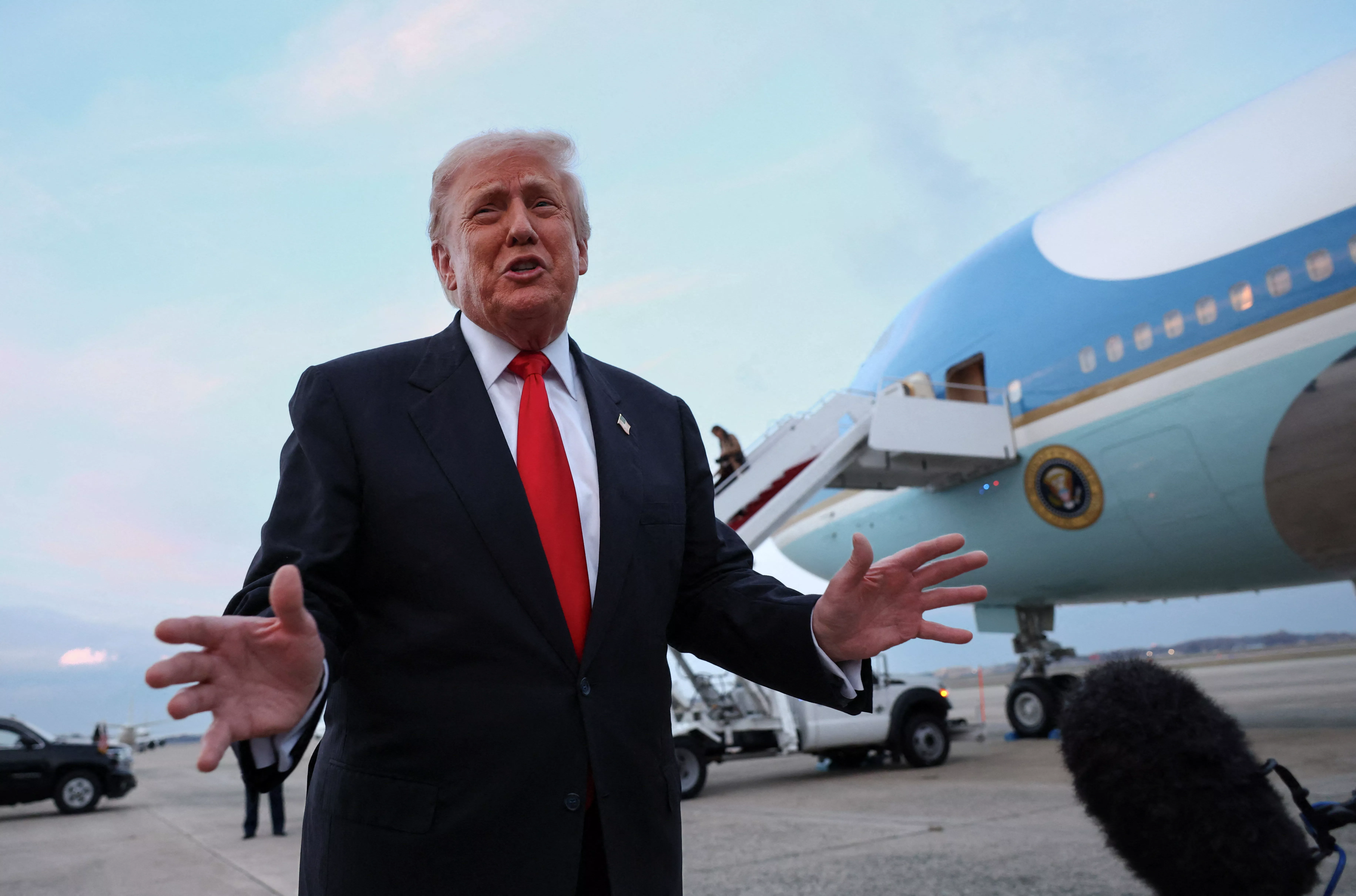 白宫深夜出手!川普赦免"2020假选举人案"关键人物