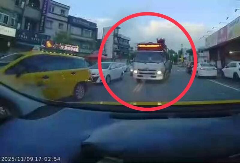 罗东一辆资源回收车（红圈处），昨天傍晚在罗东镇维扬路违规跨越双黄线，差点撞上对向休旅车。（图撷取自脸书社团「宜兰知识+」）