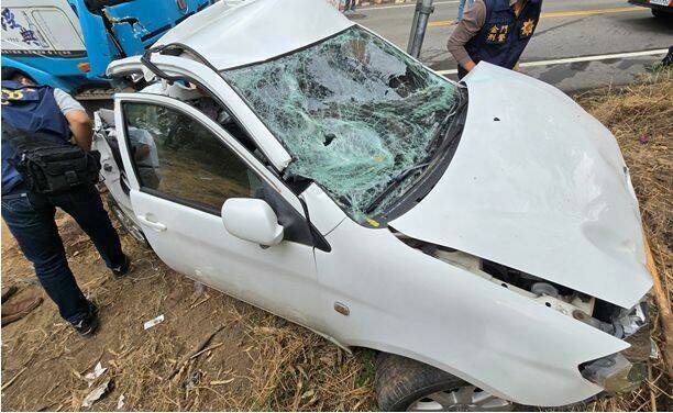 金门县金湖镇经武路车祸，1辆白色轿车，疑因失控至对向车道，又被后方大货车追撞，前挡风玻璃严重龟裂。（金门警方提供）