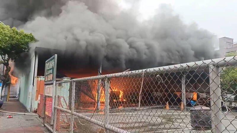 高雄三民区里长服务处1楼的铁皮屋今天中午发生大火。（民众提供）