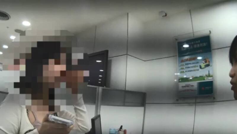 高女想汇350万元给友人，对方却是警示帐户，打算再汇给友人丈夫，却连对方名字都记不清楚。（记者陆运锋翻摄）