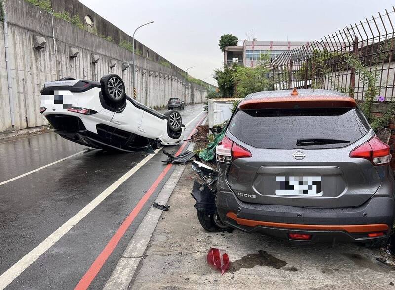 白色轿车撞击路边停放的车辆后整个翻覆，警方深入追查，男子涉嫌毒驾。（民众提供）
