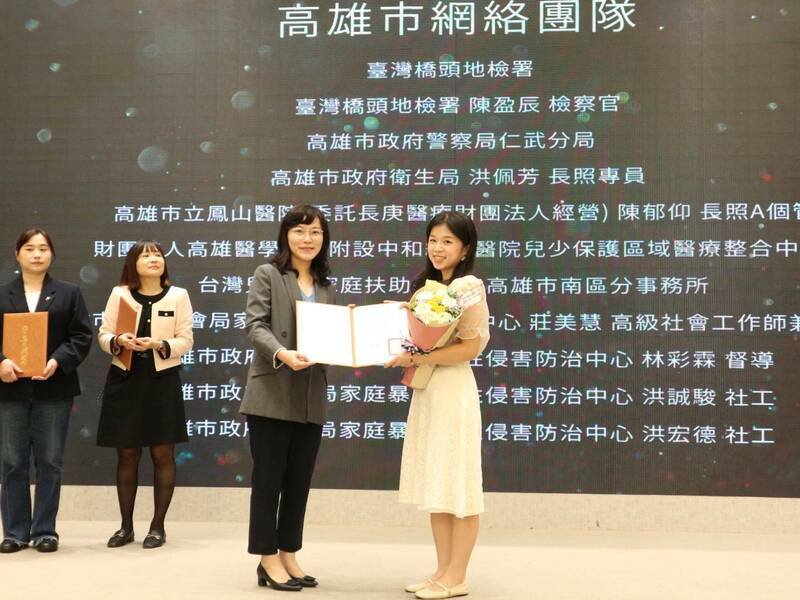检察官陈盈辰（右一）以〈破晓出击—儿少保护网络团队齐力救援遭受毒品危害之儿童〉荣获佳作奖。（桥检提供）