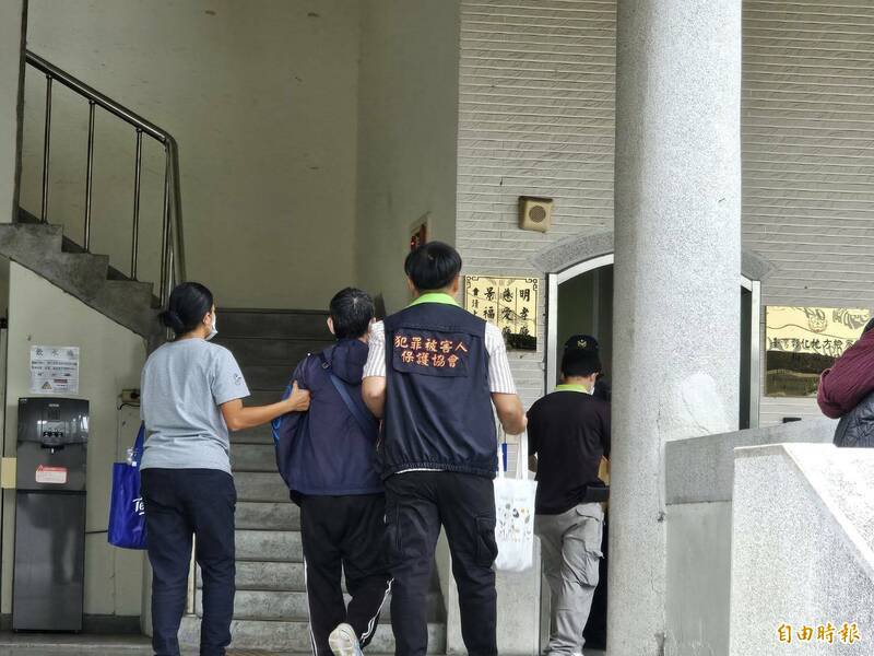 彰化传出母女双尸命案，检警进行相验，家属哀痛不已。（记者刘晓欣摄）