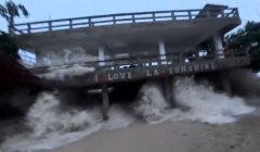 凤凰台风横扫菲律宾!吊桥狂摇变「战绳」、大浪冲进滨海饭店