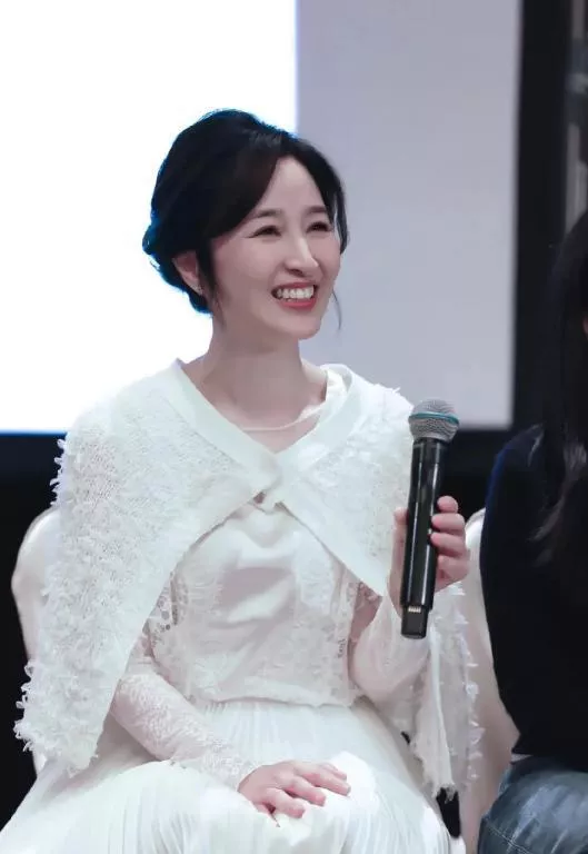 61岁关咏荷近照曝光:苹果肌饱满,脸上几乎没什么皱纹