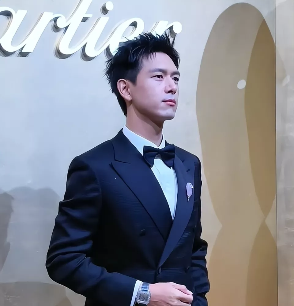 北京这一夜,被"全裹"出镜的郭晶晶惊艳,不穿暴露礼服却艳压群芳