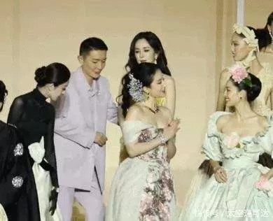 杨幂刘亦菲后台画面曝光,同桌零互动气氛尴尬