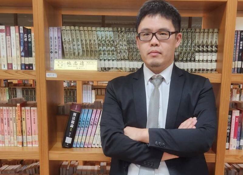 律师施志远表示，要掌握配偶出轨的证据也要注意技巧，以免担负挨告刑责的风险。（施志远事务所提供）