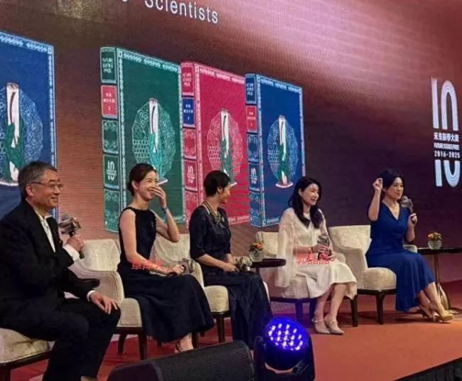 郭晶晶科学晚宴,跟章泽天差别太大了