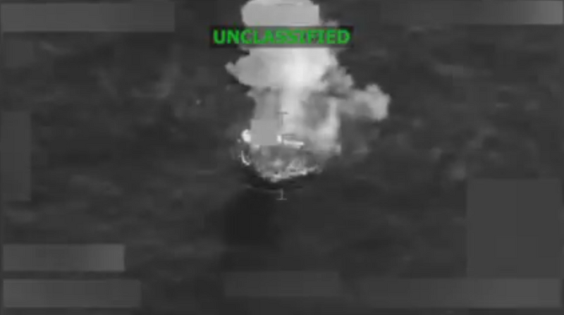 美国战争部长赫格塞斯在X平台PO出美军空袭运毒船影片。（撷取自X平台 @SecWar）