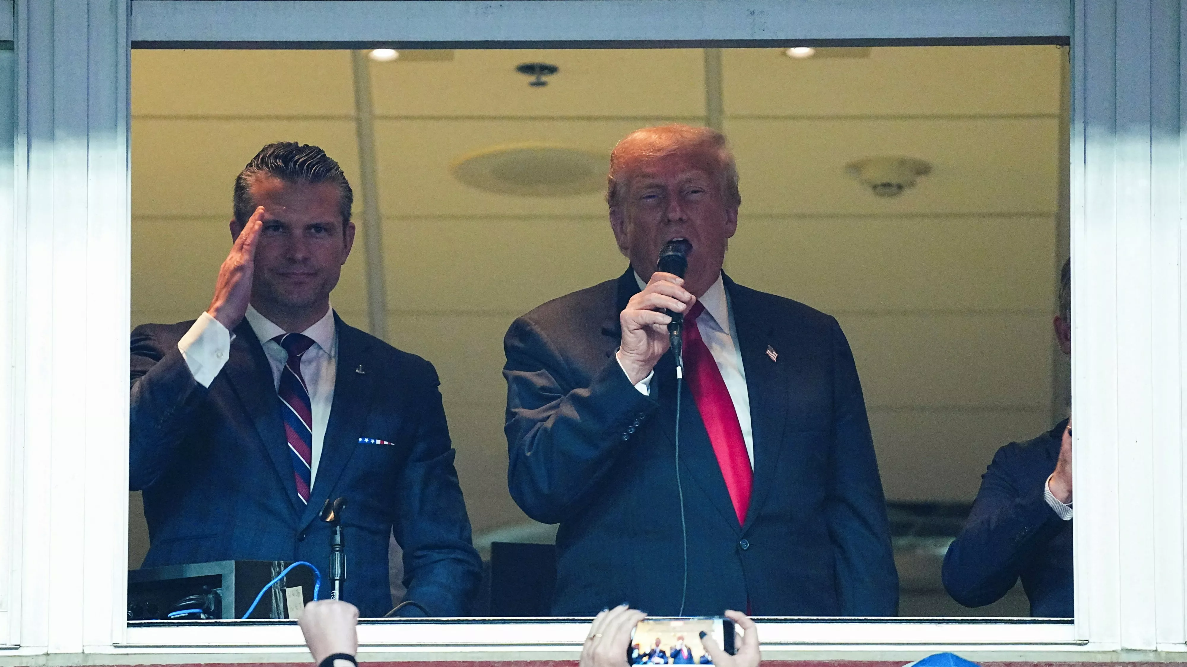 川普现身NFL球赛遭狂嘘 震耳欲聋 亦有人竖中指