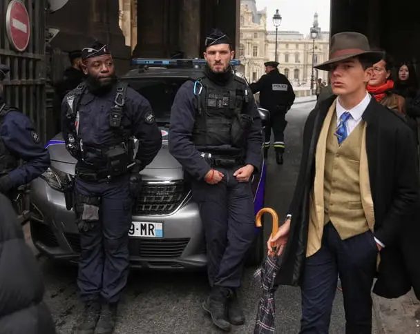 卢浮宫劫案现场现“上世纪侦探”?迷雾下身份曝光