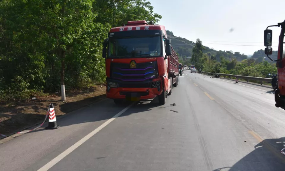 货车超车时撞上超载摩托致3人死,年龄最大的仅15岁