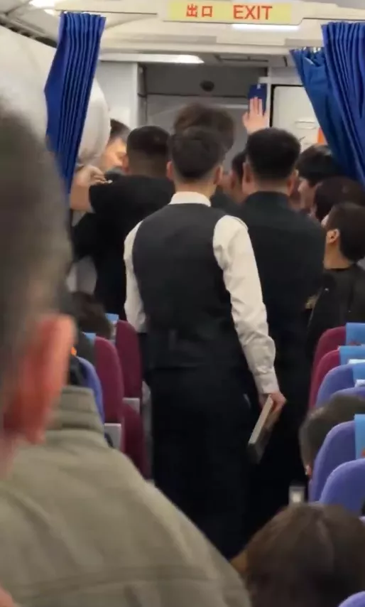 网友称“超龄孕妇拒下飞机致延误”,航空公司回应