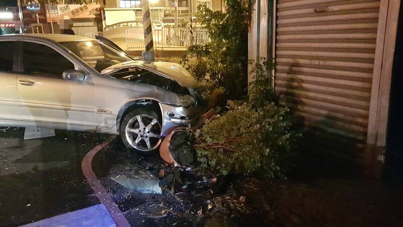 宾士车差点撞进民宅。（民众提供）