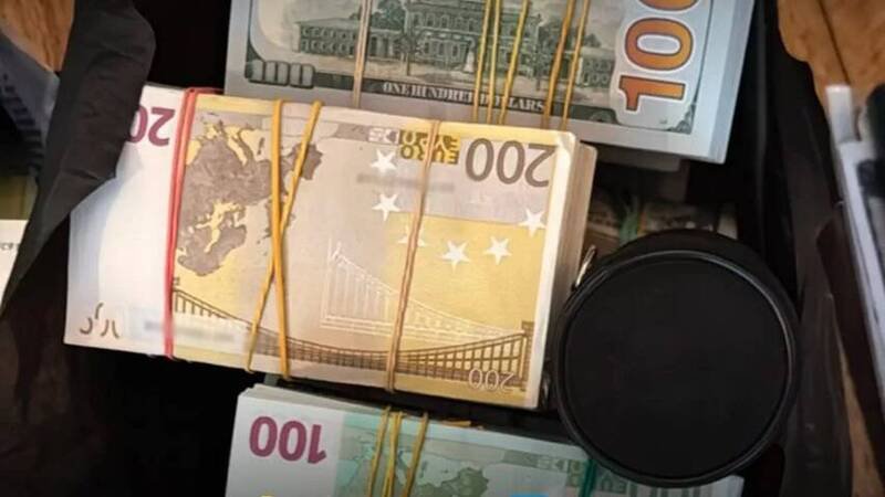 乌克兰国家反贪腐局（NABU）公布在能源部门贪腐案的搜索行动中，查扣的现金证物。（图：乌克兰国家反贪腐局）