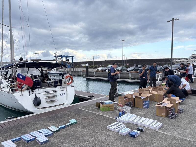 宜兰查缉队埋伏于宜兰乌石渔港，等游艇一入境立刻登船查缉，当场查扣上万包加热烟，总市价近170万元，成为台湾加热烟合法后的首宗走私案！（海巡署侦防分署宜兰查缉队提供）