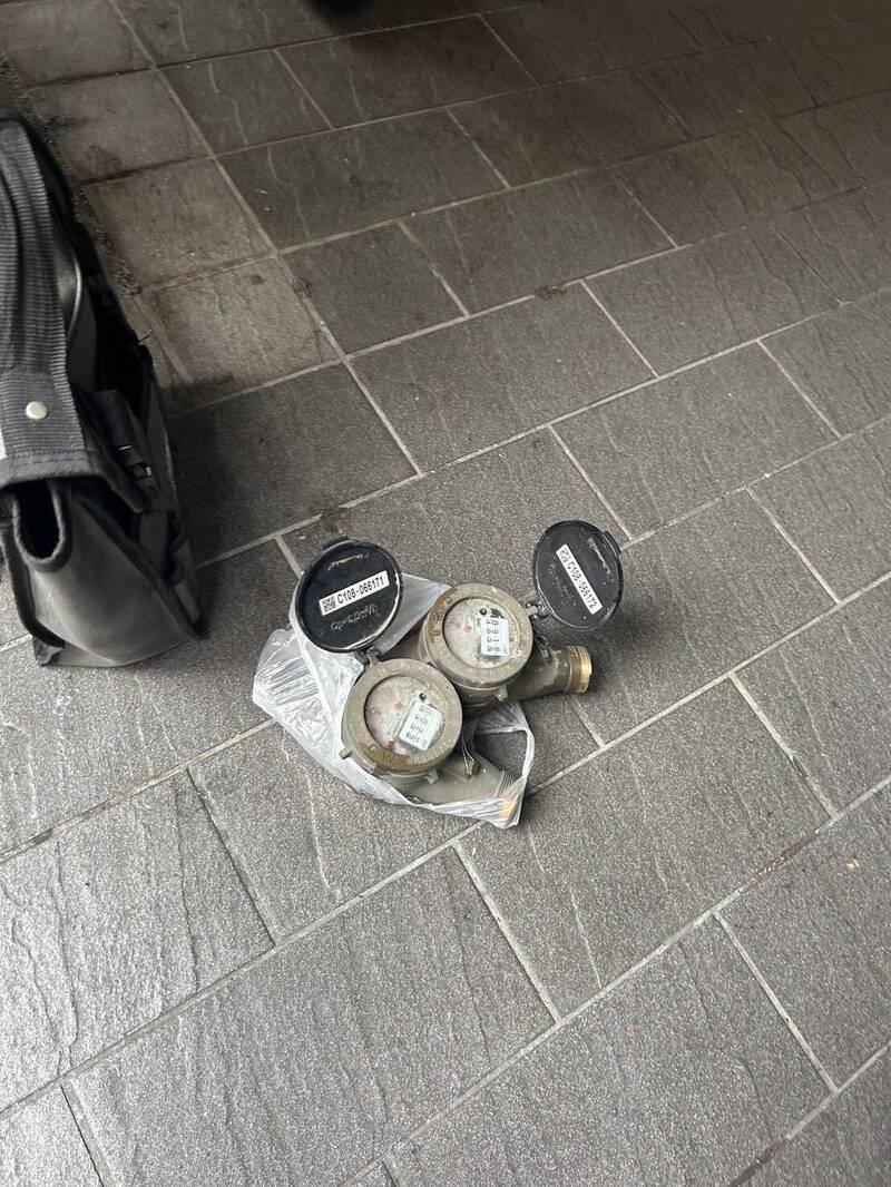 警方会同市府人员、台电、自来水公司人员，执行断水断电。（记者王冠仁翻摄）