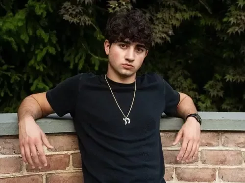 藤校拒了又怎样?18岁天才打造爆款AI年入2亿