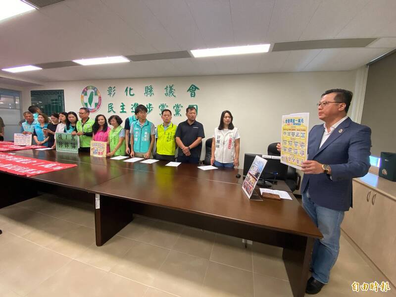 刑大副队长张安进（右）现场宣导防诈骗，不点击、不填输、不汇款、不转传。（记者张聪秋摄）