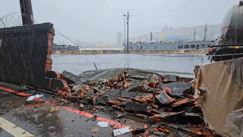 港区围墙遭钢卷砸毁。（记者吴升儒翻摄）