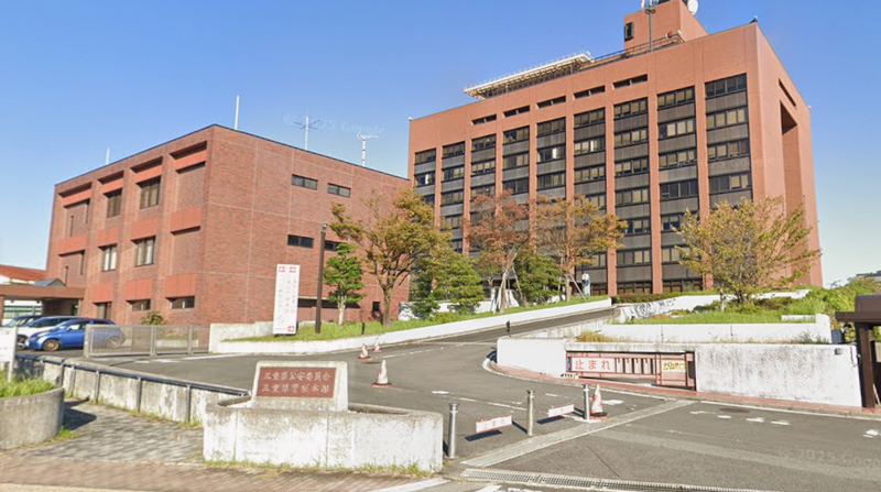 在日本开计程车的中国男子包健将，和上班族爆发口角冲突后，试图将对方从车上甩下。图为三重县警察本部。（图撷自Google街景）