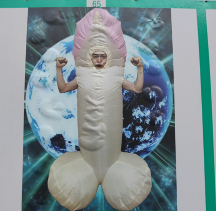 日本东京葛饰区议员选举期间，竟有候选人穿著形似男性生殖器的玩偶装拍摄海报并张贴。（图撷自「@noraneko0122」X帐号）