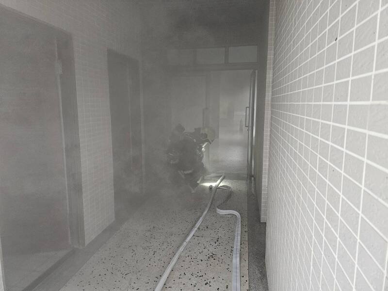 佛光大学云起楼1间办公室闷烧，现场走道浓烟弥漫。（民众提供）