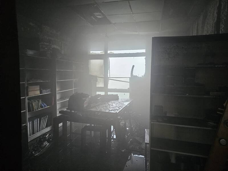 佛光大学云起楼1间办公室下午闷烧起火，烧火部分桌椅。（民众提供）