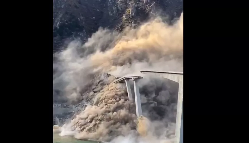 四川红旗桥垮塌：视频曝光 官方:山泥倾泻造成