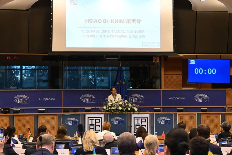 副总统萧美琴7日在「对中政策跨国议会联盟」（IPAC）于欧洲议会举行的年度峰会发表演说。（中央社）