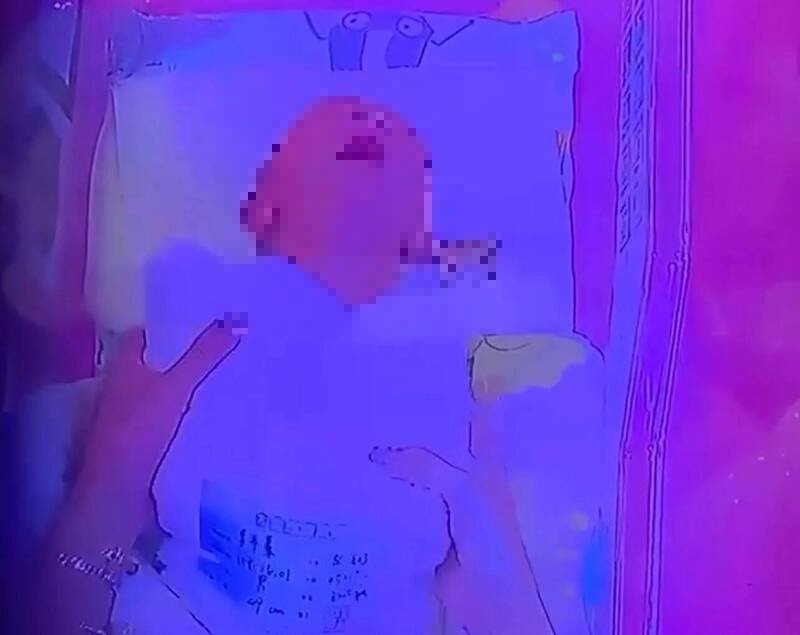 家属控诉一名护理人员多次以未支撑头颈的方式粗暴抱起新生儿，恐造成「婴儿摇晃症候群」。（议员陈启能提供）