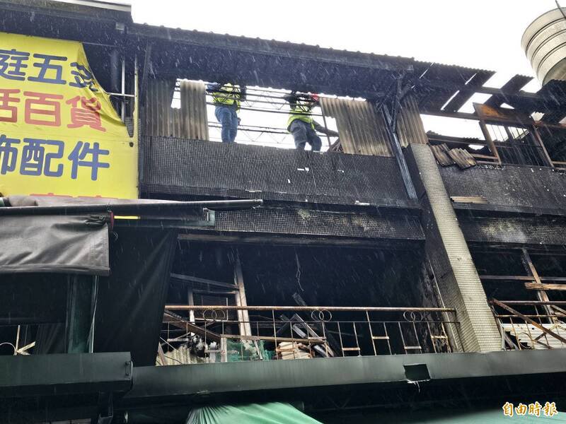 桃园区南门市场本月5日遭祝融，市府在凤凰台风来袭前先拆除部分屋顶、雨遮及附属建筑物。（记者郑淑婷摄）