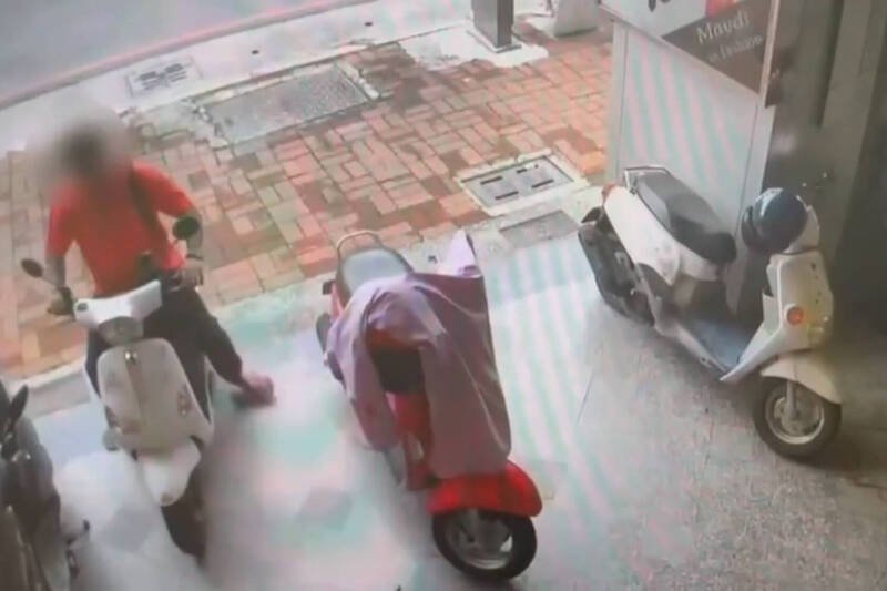 黄姓男子偷窃机车，过程被监视器拍下成铁证。（民众提供）