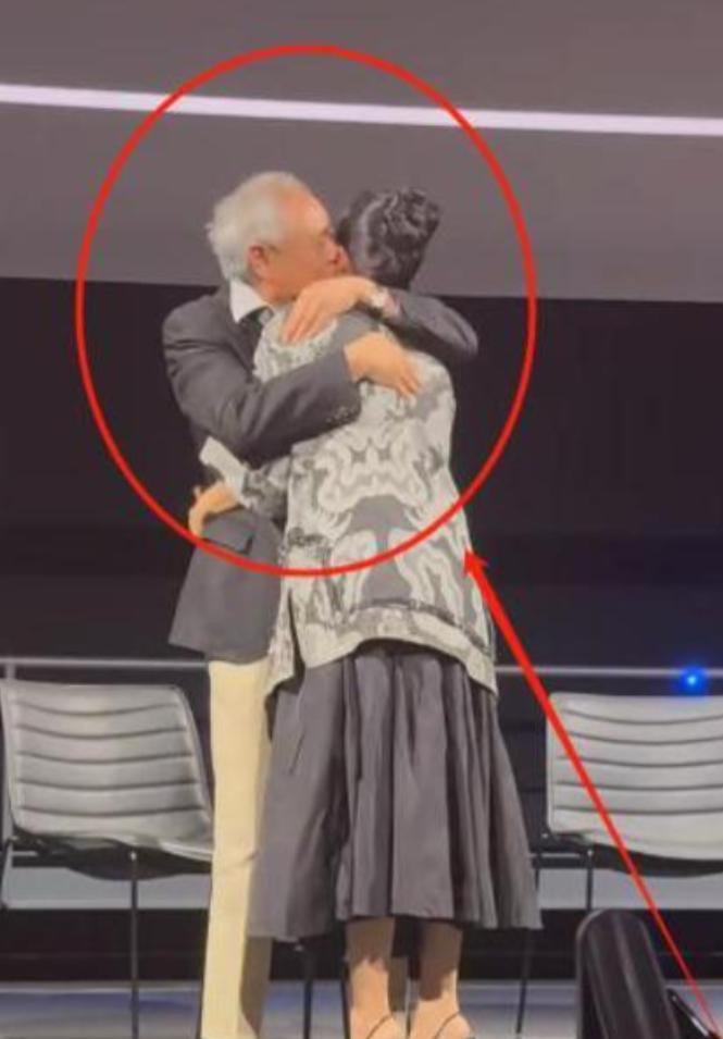 章子怡现身洛杉矶,穿道袍脸又黑又皱,被李安抱怀里亲吻脸蛋