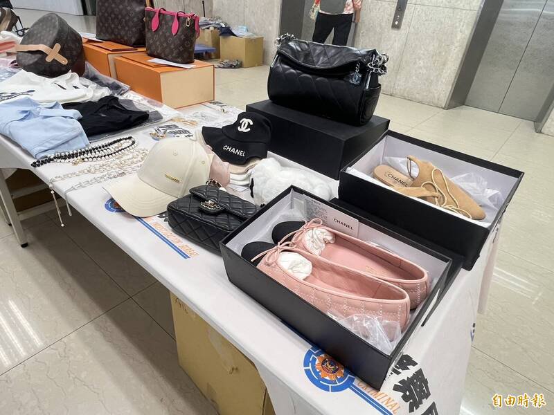 警方搜出大批中国仿冒名牌精品。（记者姚岳宏摄）