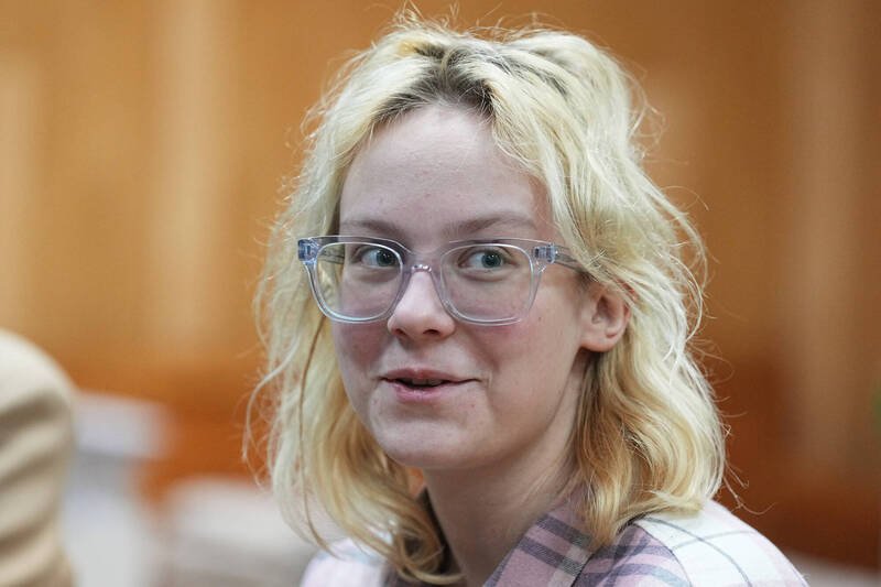 俄罗斯街头艺人洛吉诺娃，因演唱反克里姆林宫歌曲，11日被判追加监禁。（美联社）