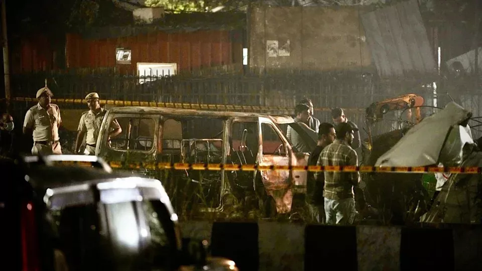 印医生独坐车内3小时后爆炸 至少10死 满地尸块