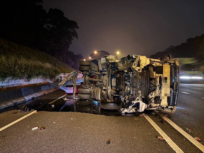 大货车车头毁损严重。（记者彭健礼翻摄）