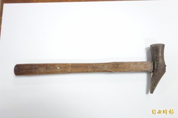 林男做案用的铁槌（记者姜翔摄）