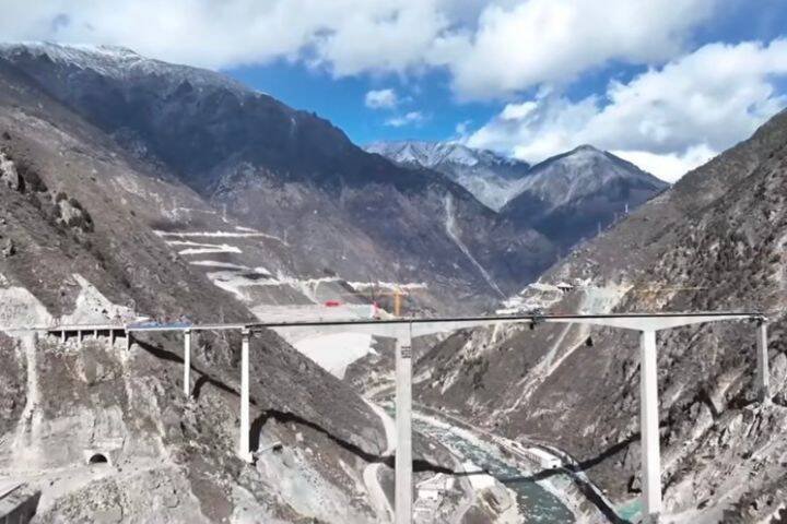 位于四川省阿坝州马尔康市双江口水电站附近的红旗桥，于今年1月14日刚顺利完成合龙，据指该桥桥梁全长758米。（图撷自网路）