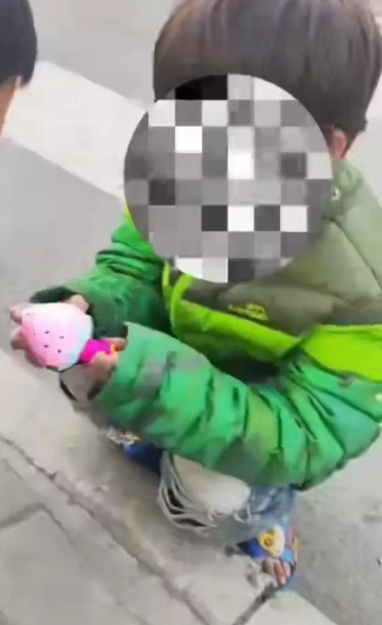 当地妇联回应“妈妈去世,8岁女孩冬天穿拖鞋外出”