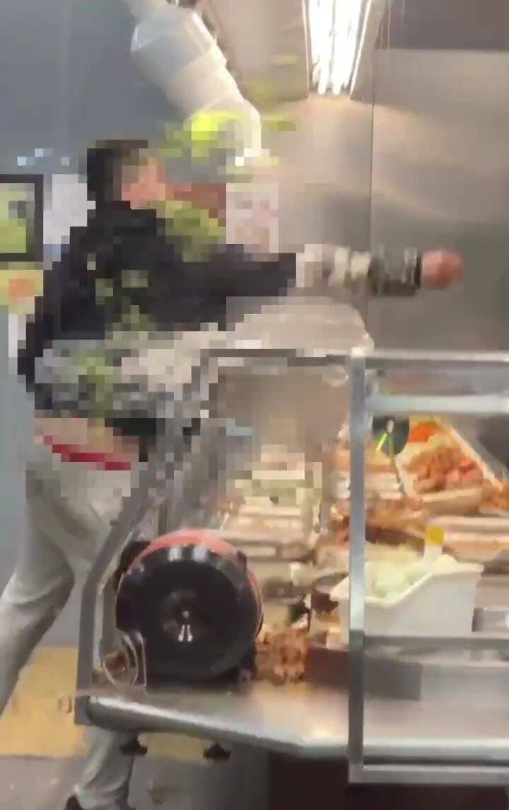 台中杨姓男子，昨天深夜到东区一家清粥小菜店，跟店员表示肚子饿要吃免钱饭遭拒，竟抓狂拿起整盘菜丢向店员。（民众提供）